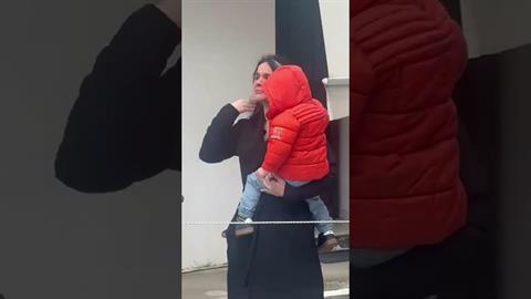 25η Μαρτίου: μαμά είδε τη 12χρονη κόρη της να παρελαύνει με τη σημαία και «λύγισε»